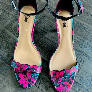 New never worn Fiona multicoloured Size 8 Sandals